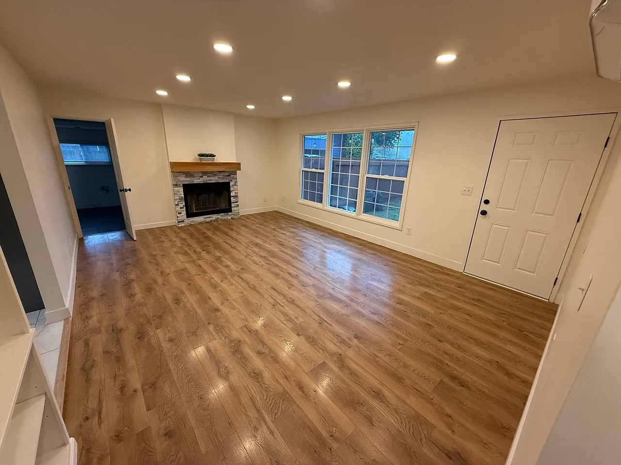 3 bed, 1122 sqft, $2,850 — Photo 2