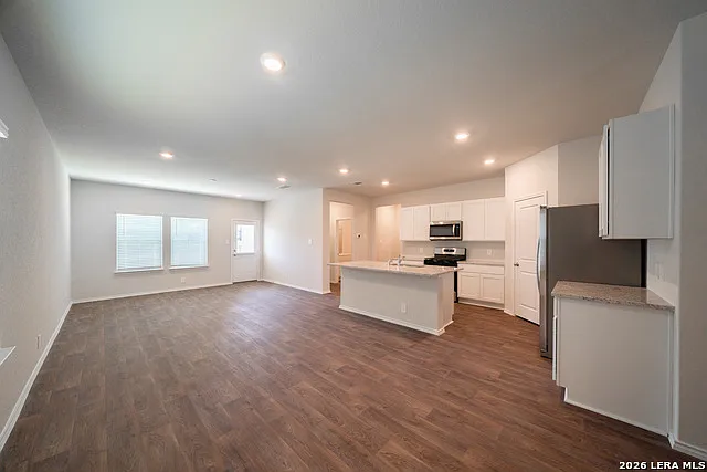 5 bed, 3.0 bath, 2498 sqft, $2,600 — Photo 4