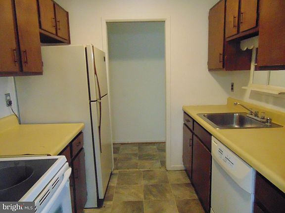 4th image of 11051 Camfield Ct