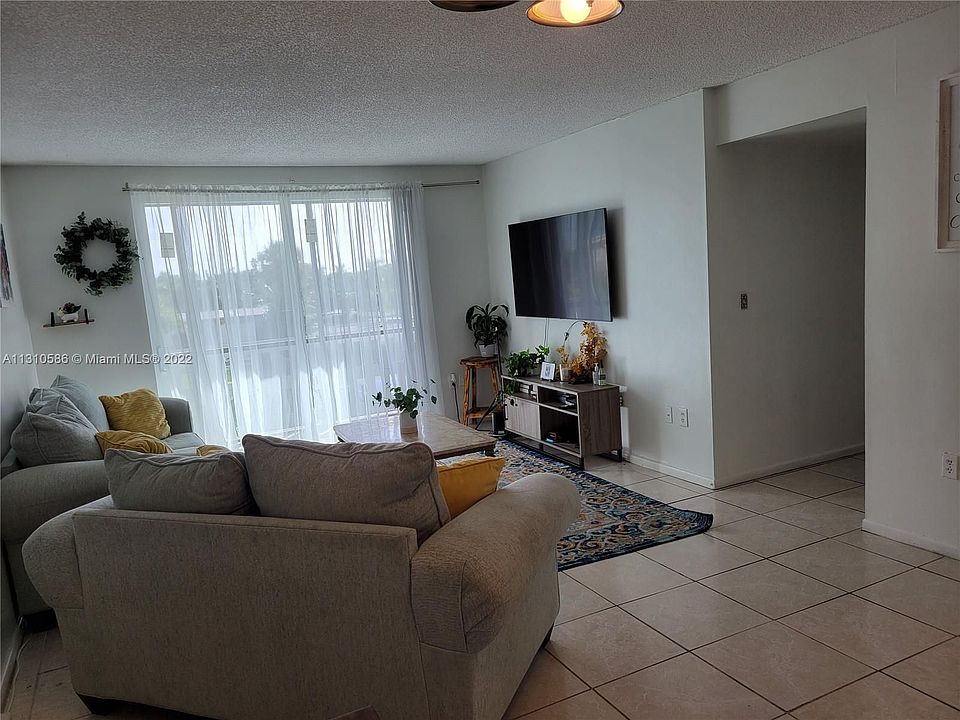 1st image of 919 Hillcrest Dr APT 306