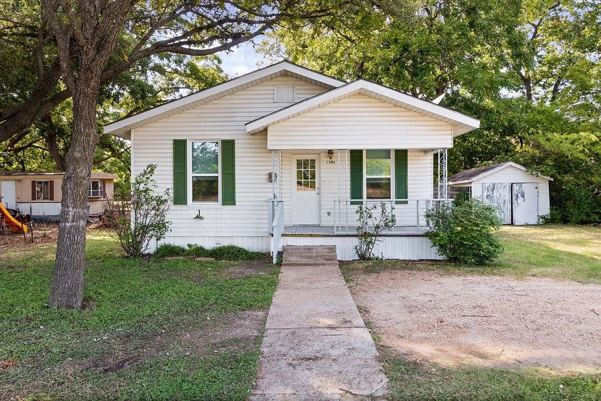 2 bed, 784 sqft, $1,300 — Photo 1