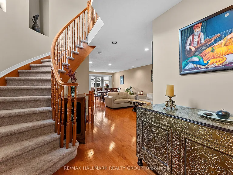 2250 Silverado Cres — Photo 2