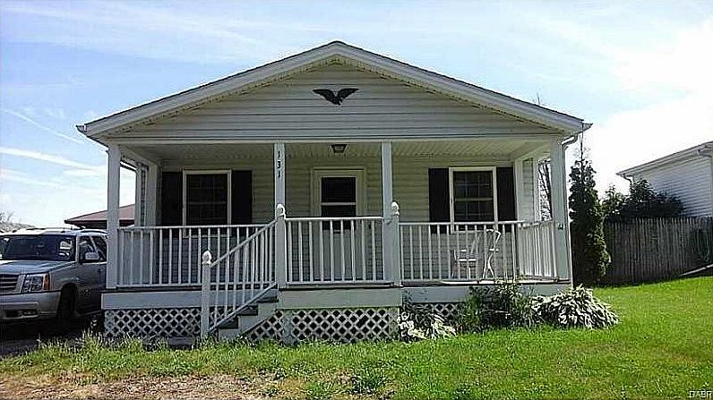 1st image of 131 E Poplar St