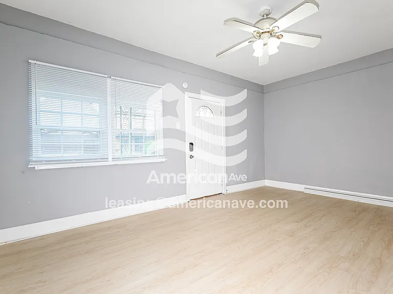978204_002_living_room_13725350.jpg