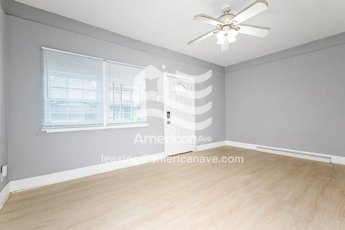 978204_002_living_room_13725350.jpg - 1611 4th Ave