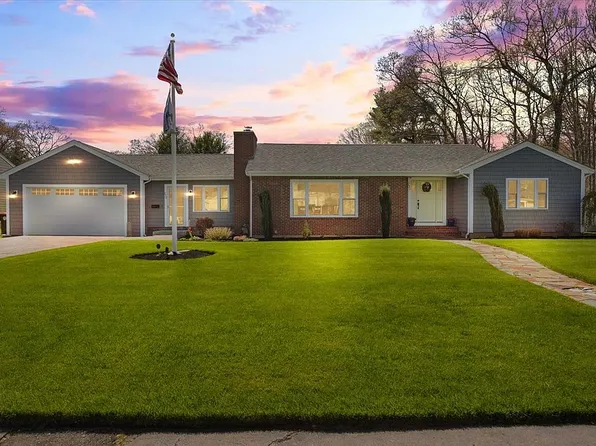 172 Country Club Ln, Brockton, MA 02301