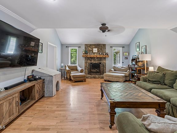 3rd image of 131 Olgia Ln