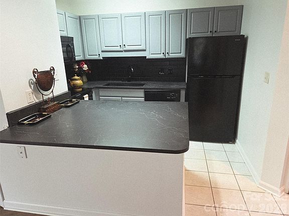 5th image of 211 Heritage Blvd Suite 403