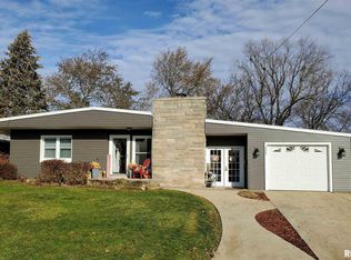 2227 Crestview Dr, Pekin, IL 61554