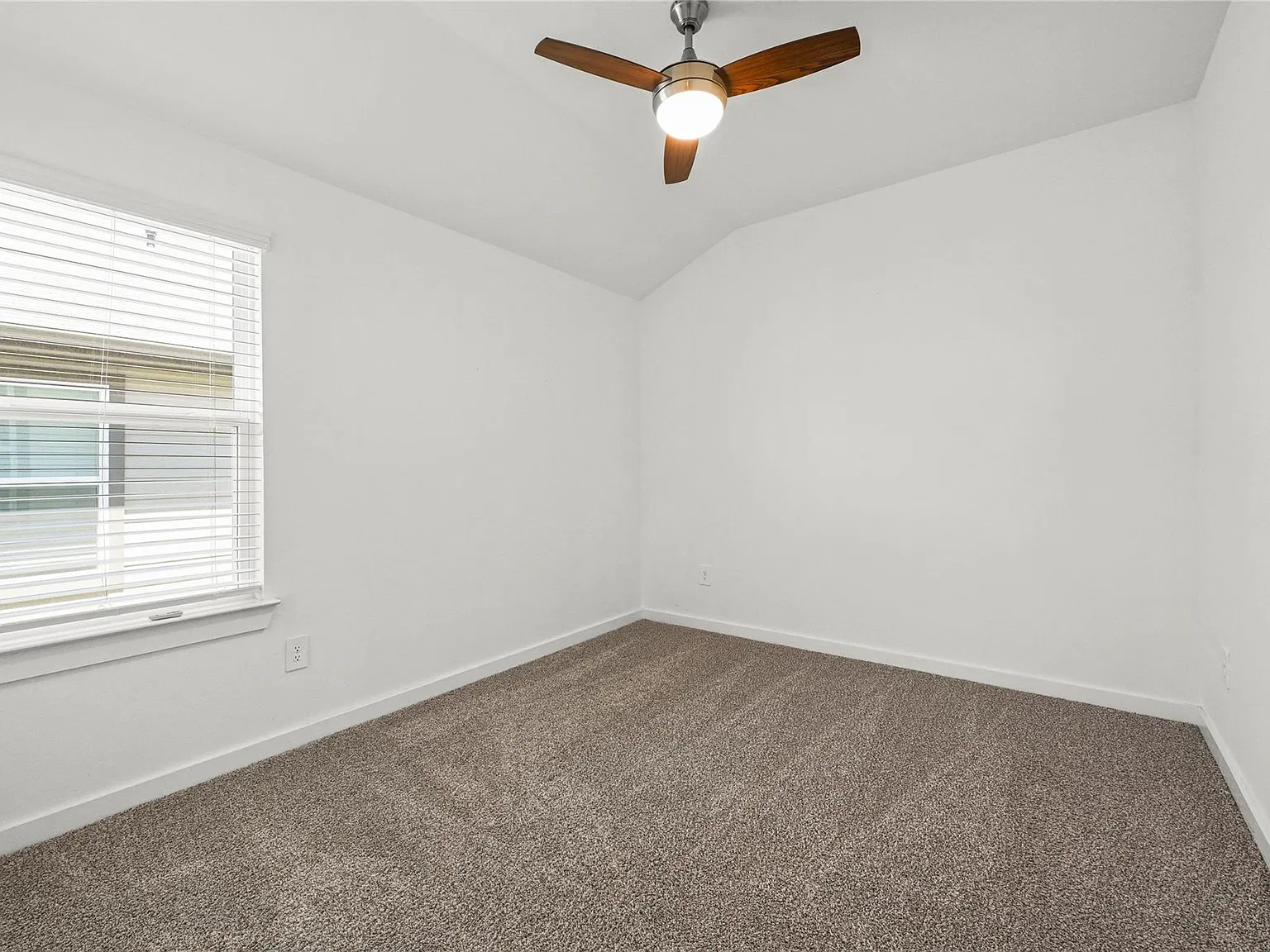 3 bed, 2.0 bath, 1609 sqft, $2,100 — Photo 4