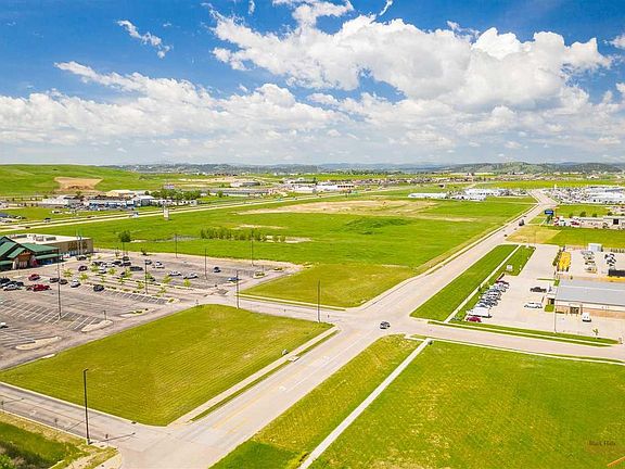 3rd image of 3211 E Mall Dr