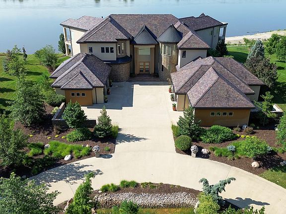 2nd image of 500 Bay Hill Cir