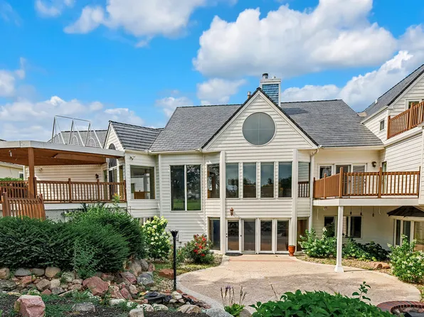 811 Western Hills Dr, Papillion, NE 68046