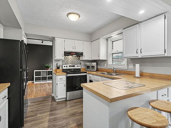 4th image of 5881 Grand Traverse Ln