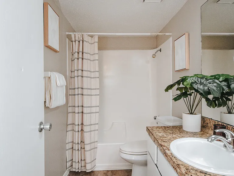 Parkwood Apartments — Photo 38