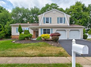 7 Stratford Cir, Edison, NJ 08820