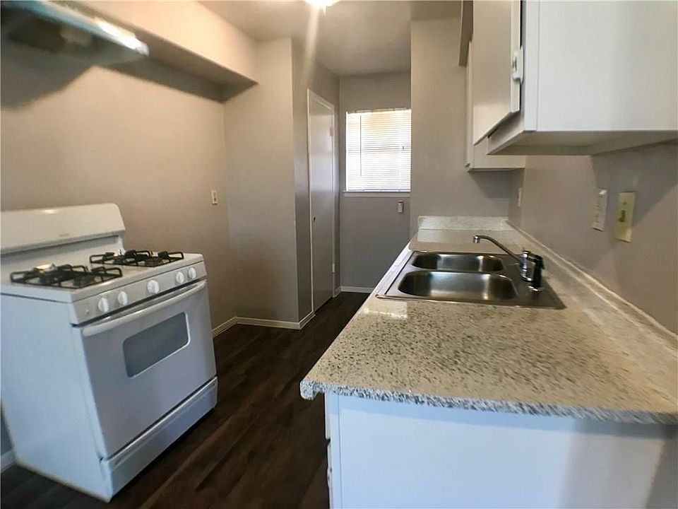 2nd image of 4040 Ivy Ridge St