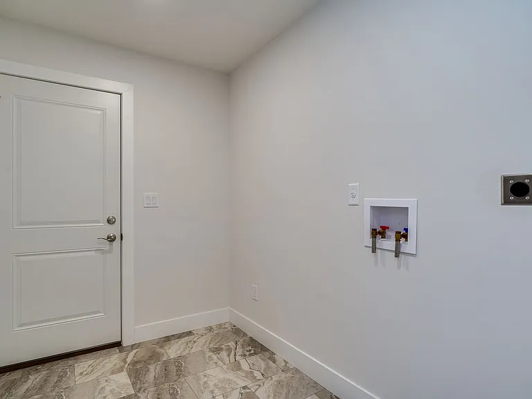 211 Jefferson St — Photo 13