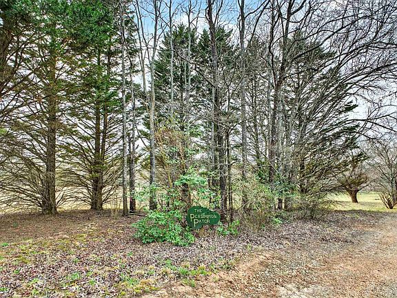 3rd image of 524 Hendricks Rd