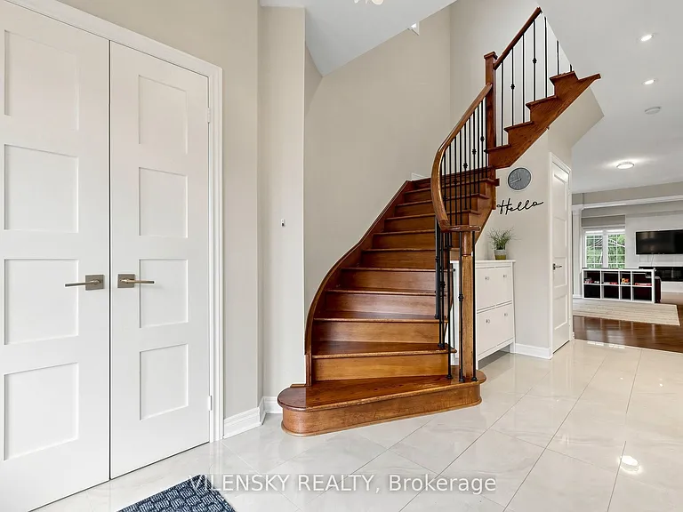 32 Santa Amato Cres — Photo 3