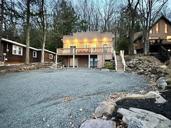 47 S Lake Dr, Lake Harmony, PA 18624