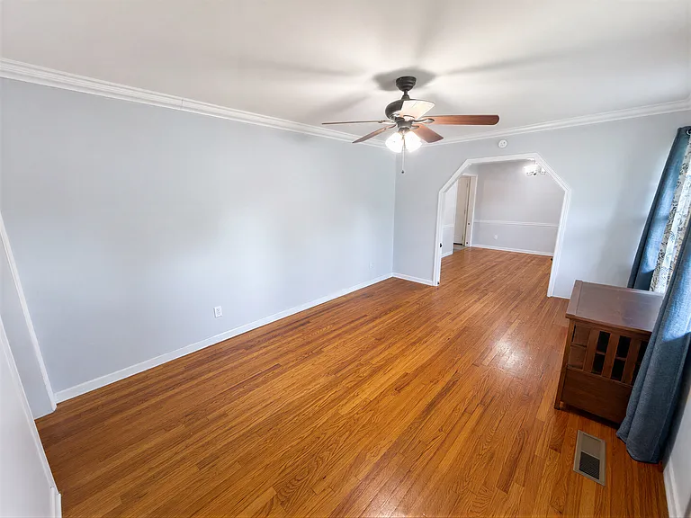 1910 Honeycut Ln — Photo 3