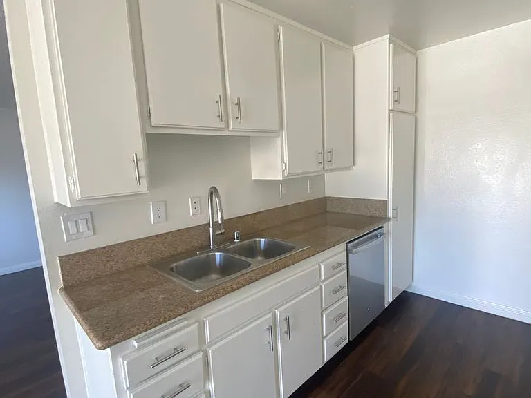 18225 Kingsdale Ave — Photo 9
