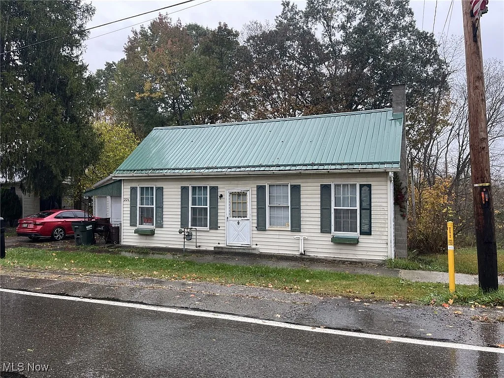 226 E Main St photo 1