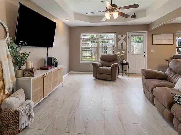 5th image of 605 E Sandalwood St