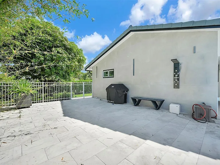 1001 NW 4th Ct — Photo 55