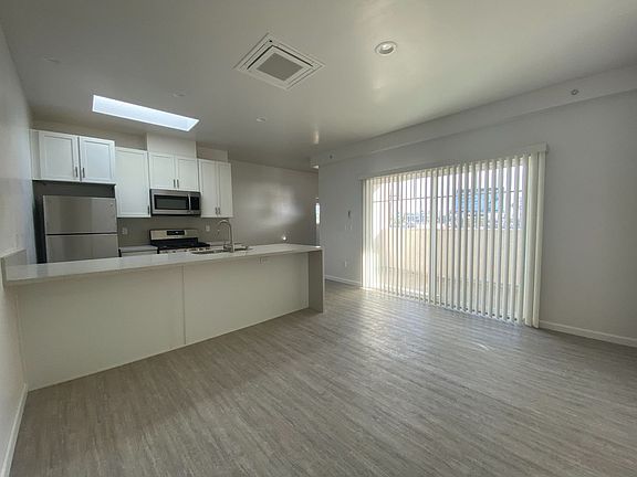 2nd image of 4540 Ingraham St #B2