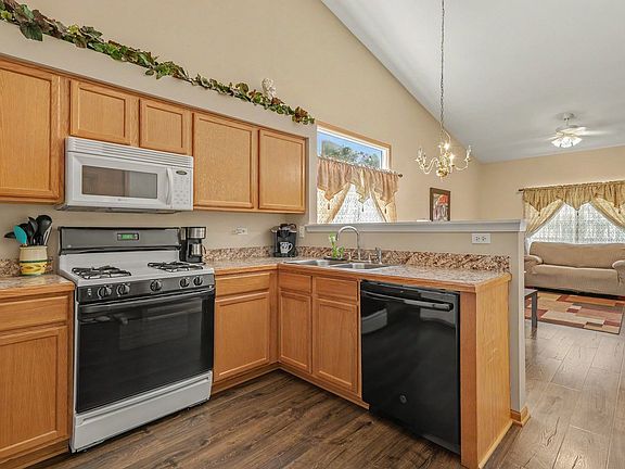 4th image of 2824 Sun Valley Dr