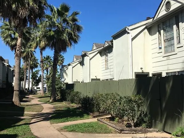 8733 Victorian Village Dr, Houston, TX 77071