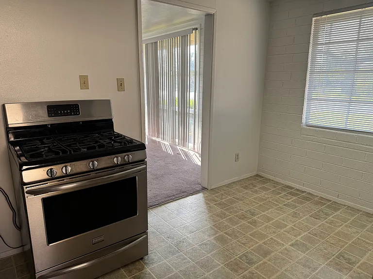 1613 S Farmer Ave — Photo 15