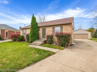526 Moonlight Dr, Pontiac, MI 48340
