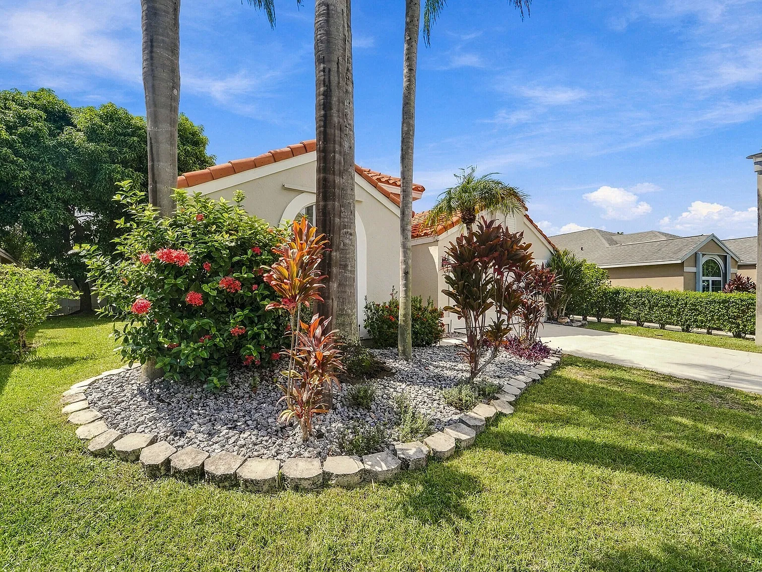 3 bed, 2.0 bath, 1808 sqft, $3,300 — Photo 2