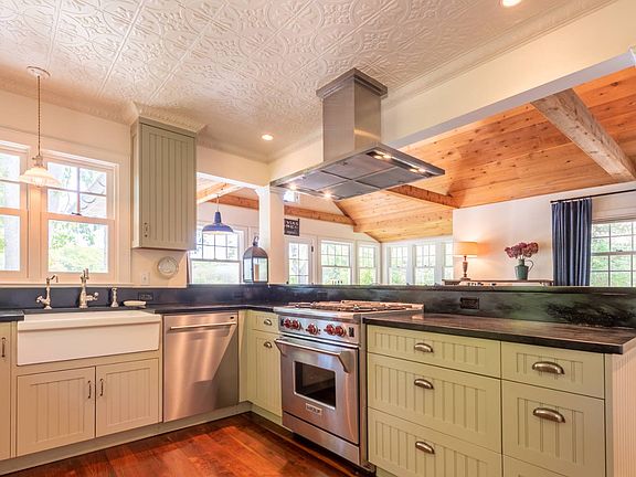 4th image of 40 Fresh Pond Ln