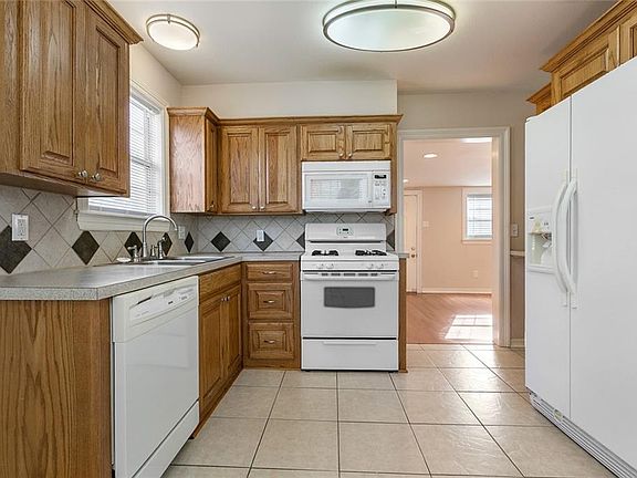 5th image of 9 Carroll Dr