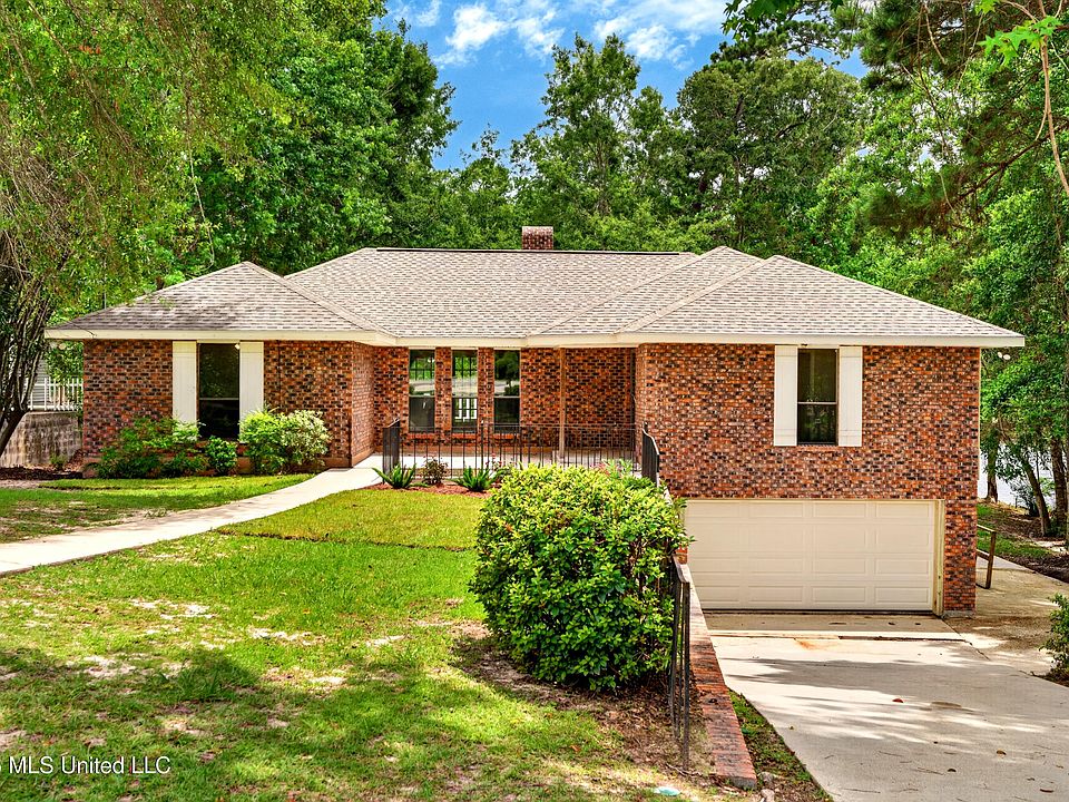 1st image of 1008 E Lakeshore Dr
