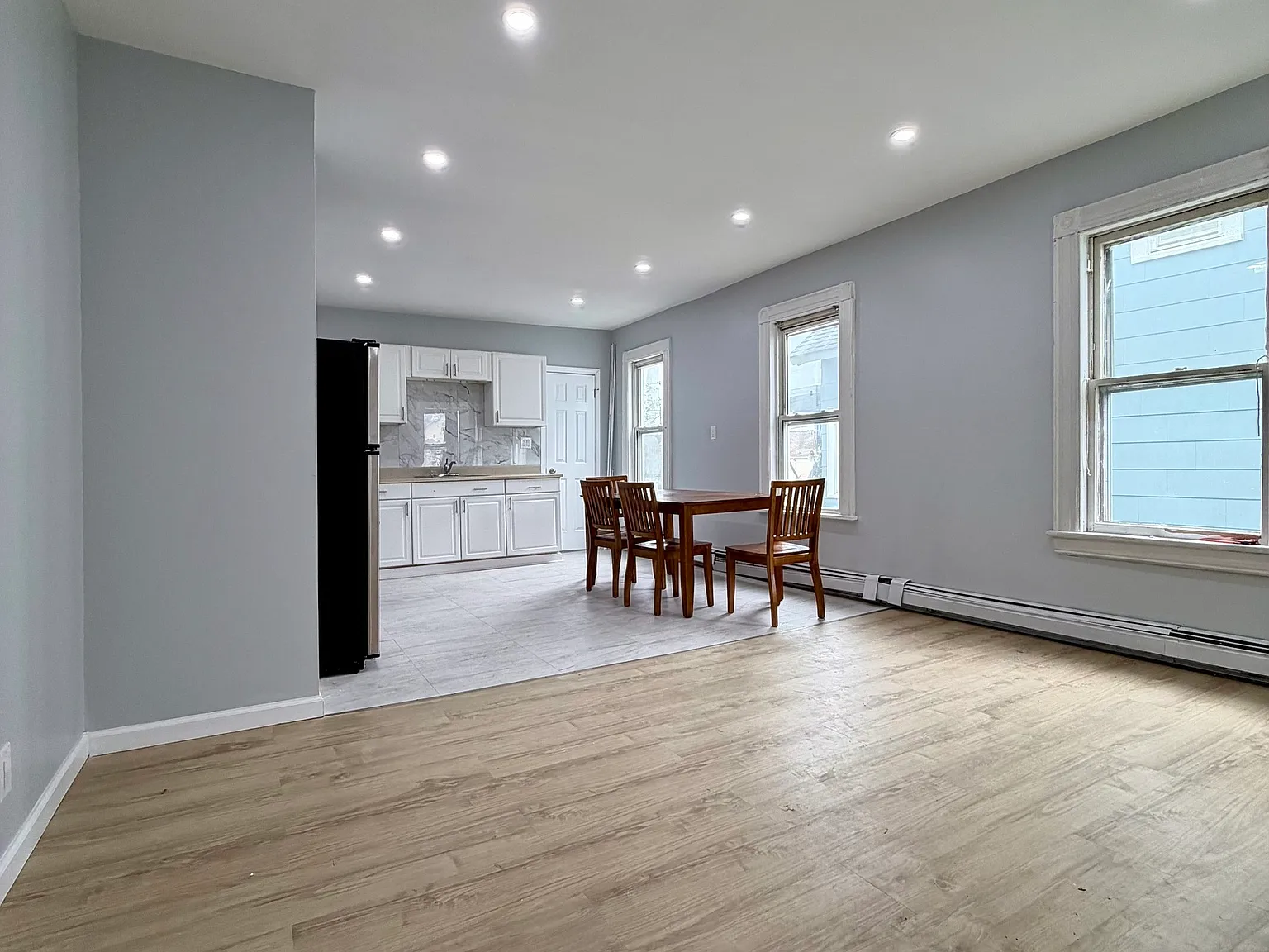 3 bed, 1.0 bath, 1150 sqft, $2,400 — Photo 1