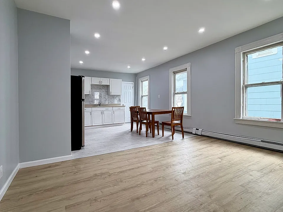 52 Clinton Ave