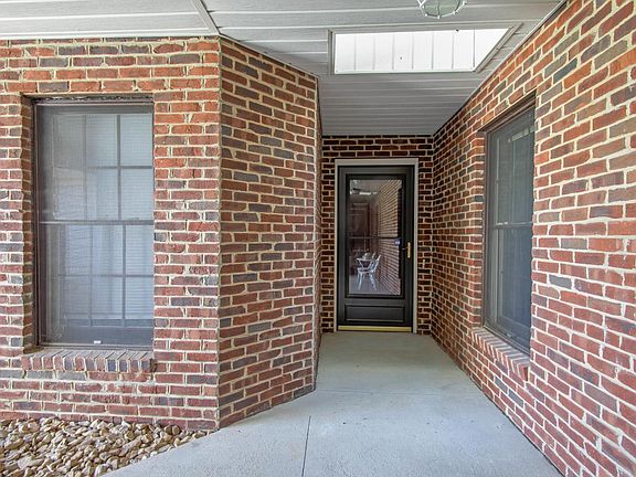 2nd image of 1323 Valley Vista Ln