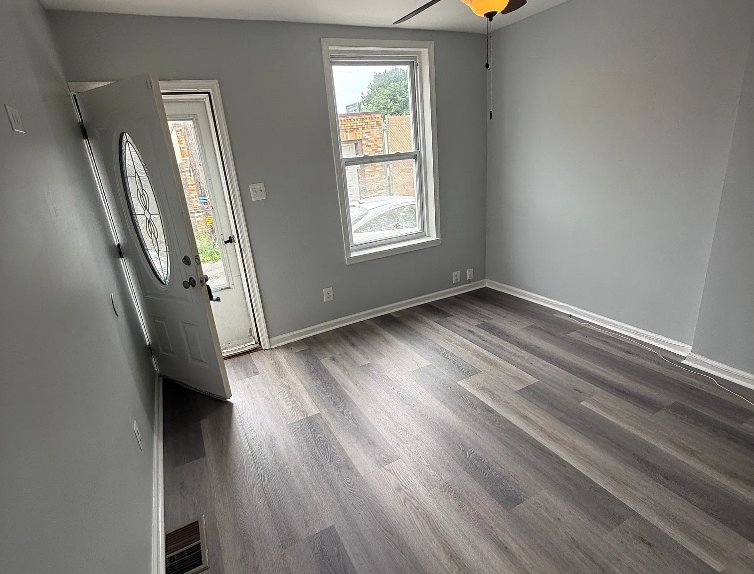 3 bed, 825 sqft, $1,800 — Photo 1