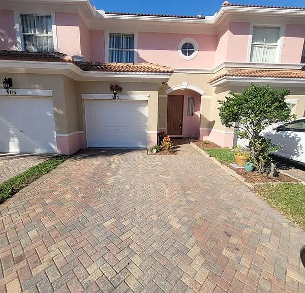 303 Seminole Palms Dr — Photo 2
