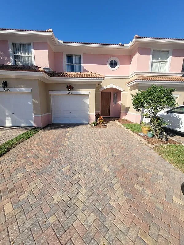 Building Photo - 303 Seminole Palms Dr