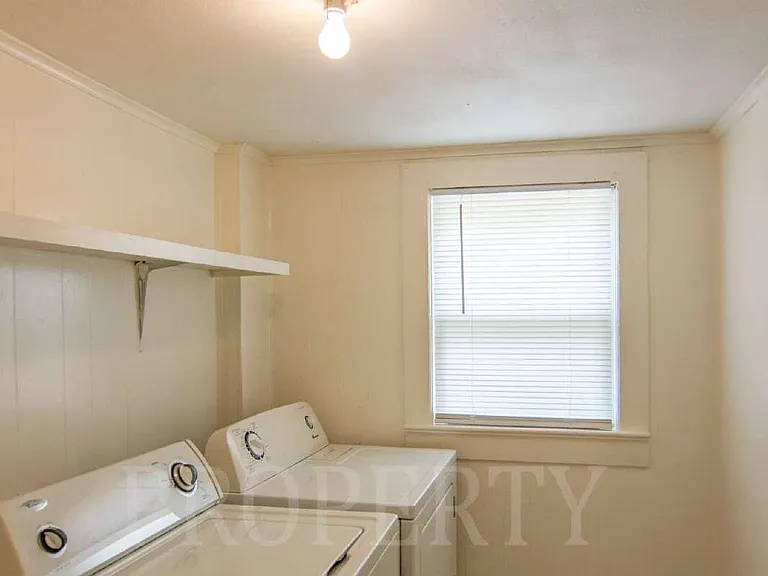1004 W 2nd St — Photo 9