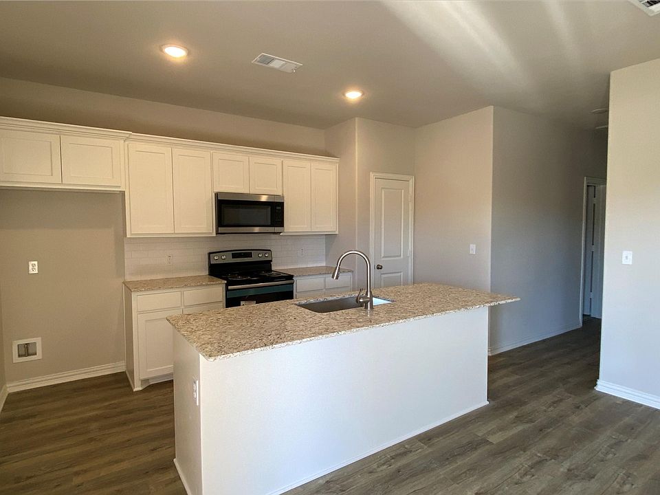 1st image of 2931 Peony Dr