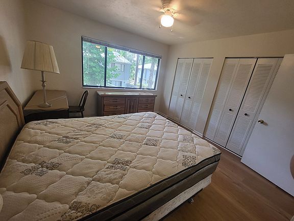 Bedroom 1 - Queen Bed