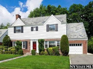 52 Forestdale Rd, Rockville Centre, NY 11570