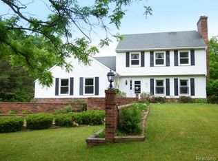 9640 Stinchfield Woods Rd, Pinckney, MI 48169